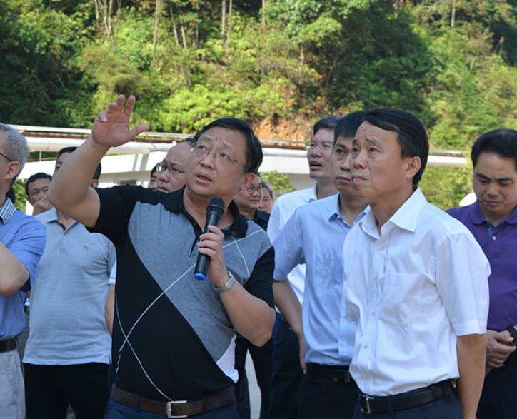 01图为国泰集团董事长熊旭晴（前左一）陪同宜春市委书记颜赣辉（前右一）一行参观生产车间 徐锋斌摄_副本.jpg