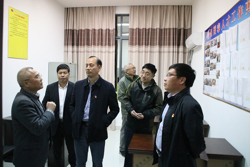 图为中共兴国县委常委、组织部长李新维（左三）一行在赣州国泰就人才引进工作进行调研指导.JPG