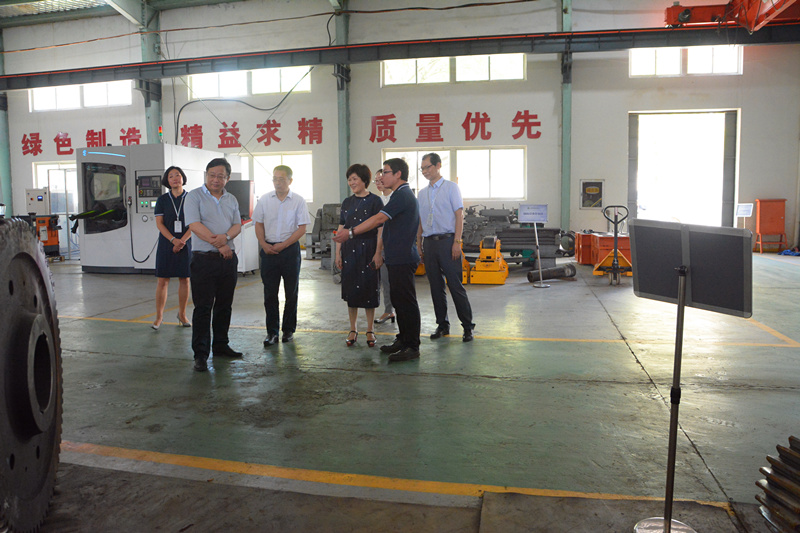 图为省国资委党委委员、副主任文翠萍（中）一行在瑞曼增材车间参观调研.JPG