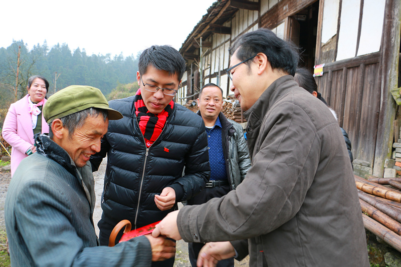 2017年春节前陈祖华一行慰问岔路口村困难村民.JPG