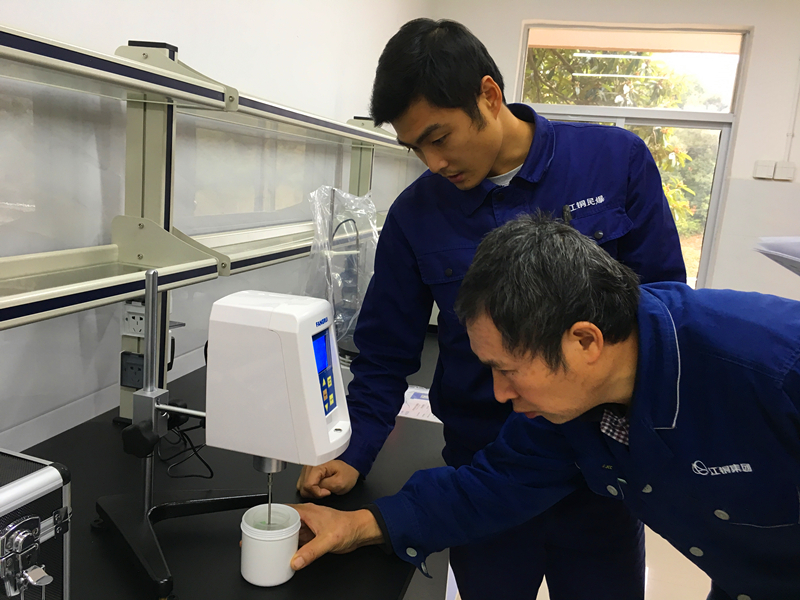 图为江铜民爆科技研发中心技术人员在实验室检测水质.jpg