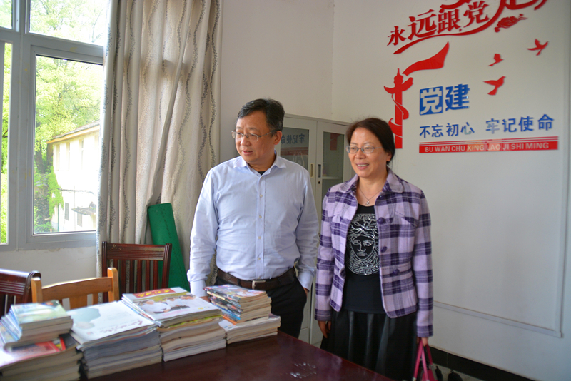 图为国泰集团党委书记、董事长熊旭晴（左）在六六一厂党委书记廖丽珍（右）的陪同下深入六六一厂84#车间党支部党员学习室检查指导党建党务工作.JPG