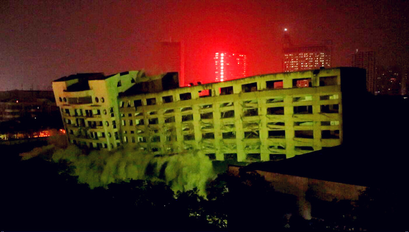 原省政府旧城改造项目腾飞大厦与汽车修理厂楼房倒塌瞬间许成卫摄.jpg